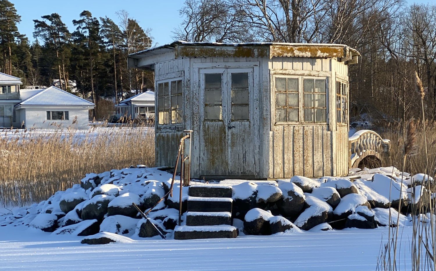 Lusthus som byggts utan bygglov på annans tomt