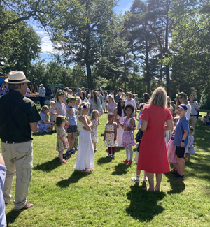 Lekar vid midsommarstången