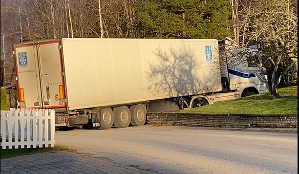 Lastbil på Delfinvägen