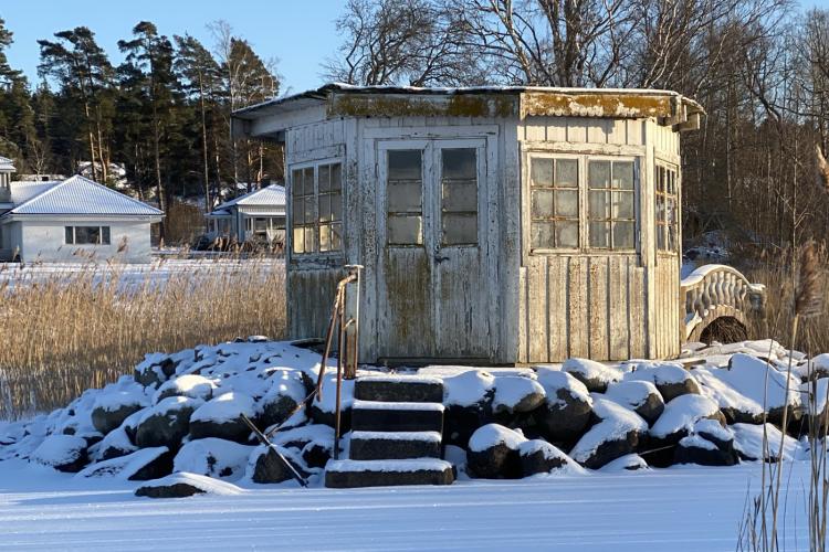 Lusthus som byggts utan bygglov på annans tomt